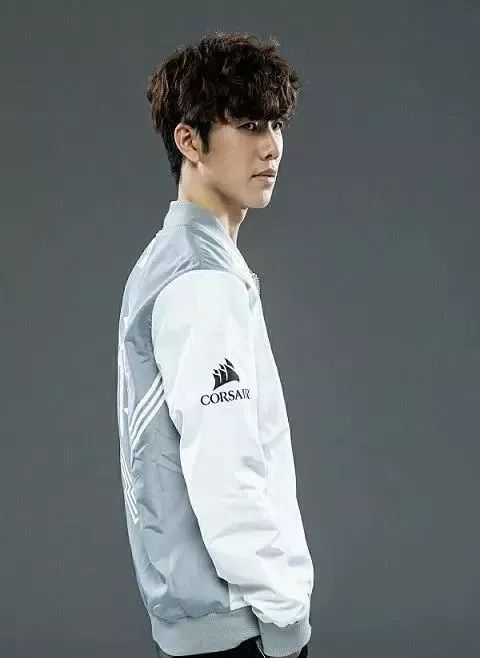 背身护球并 背身护球并